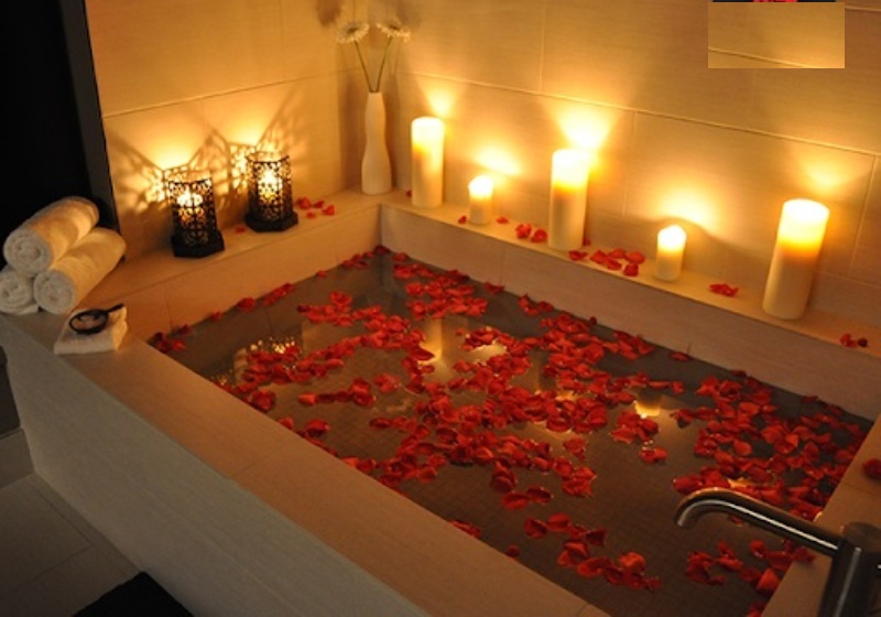 bath tub with hot water and roses at massage center Lahore